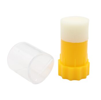 Schonendes Fangen und Markieren Optimal geeignet zum sicheren und stressarmen Einfangen sowie Markieren der Bienenkönigin ohne Verletzungsrisiko. Klare Sicht für präzises Arbeiten Das transparente Fangröhrchen ermöglicht jederzeit freie Sicht auf die Königin und eine exakte Platzierung des Markierungspunktes. Einfache Anwendung auch für Anfänger Rohr mit Schlitzöffnung fixiert die Königin zuverlässig und macht das Markieren leicht erlernbar auch für Einsteiger in die Imkerei. Effizientere Völkerkontrolle Markierte Königinnen sind schneller auffindbar und sparen Zeit bei Durchsichten, Zucht und Pflegearbeiten. Handlich und langlebig Leichtes Kunststoffmaterial mit kompakter Größe von 6 cm Länge und 4 cm Durchmesser ideal für den täglichen Einsatz und den Transport.