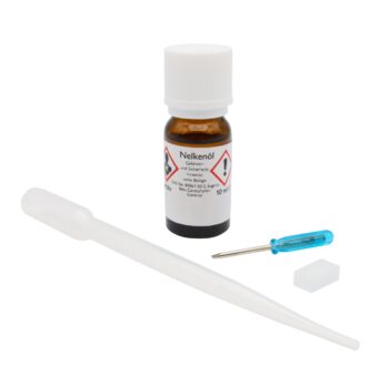 Refraktometer Justierset für Imker mit Nelkenöl 10 ml zur Kalibrierung auf 19,6. Set bestehend aus Justierkristall, Pipette, Schraubendreher und Anleitung. Ideal zur präzisen Einstellung von Honig Refraktometern für exakte Feuchtemessung und sichere Qualitätskontrolle im Imkereibetrieb.