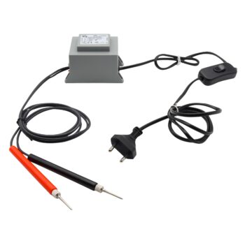 Robuster Trafolöter für Mittelwände – ideal zum Einlöten von Mittelwänden bei Raumtemperatur. Der Rähmchendraht erhitzt sich in 5–10 Sekunden und verhindert das Durchbrennen der Wabe. Kompatibel mit Edelstahl- und verzinntem Draht. Mit 230V Netzstecker und 1 Jahr Garantie.