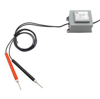 Robuster Trafolöter für Mittelwände – ideal zum Einlöten von Mittelwänden bei Raumtemperatur. Der Rähmchendraht erhitzt sich in 5–10 Sekunden und verhindert das Durchbrennen der Wabe. Kompatibel mit Edelstahl- und verzinntem Draht. Mit 230V Netzstecker und 1 Jahr Garantie.