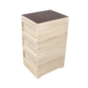 Zanderbeute Classic nach Dr. Liebig – Made in Germany Hochwertige Zanderbeute für 30 Zander Rähmchen, gefertigt aus astfreiem Massivholz, verleimt und geschraubt in maßhaltiger 1A Qualität. Die falzlosen Zargen mit Edelstahl-Auflageschienen sowie 2 Rutschleisten sorgen für Stabilität und sicheren Stand. Leicht, robust und sofort einsatzbereit – ideal für die Imkerei nach Dr. Liebig. Maße: ca. 80 × 52 × 42 cm.