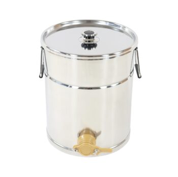 Hochwertiger Edelstahl-Honigbehälter 35 kg mit Silikondichtung und Imgut Kunststoff-Quetschhahn für tropffreies Abfüllen. Maße ca. 37 cm Höhe, Ø innen 30,5 cm, nur 3 kg Gewicht. Ideal für Imker, einfach zu reinigen, robust und platzsparend. Perfekt für kleine und mittlere Imkereien.