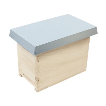 Ablegerkasten Dadant US – Hochwertiger Ablegerkasten aus robustem Massivholz für Imker. Geeignet für 6 Dadant US-Rähmchen, ideal zum Aufbau neuer Bienenvölker oder Ableger. Inklusive Bodenschieber, Fluglochkeil, Innendeckel und Holzdeckel. Perfekt für die Imkerei, Bienenzucht und Schwarmpflege.