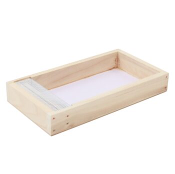 Dadant US Ablegerkasten Futterzarge 5 L aus robustem Holz mit seitlichem Bienenaufstieg, ideal für die sichere und hygienische Fütterung von Ablegern und kleinen Bienenvölkern, kompatibel mit allen Dadant US Ablegerkästen, für einfache Handhabung und effektive Überwinterung.