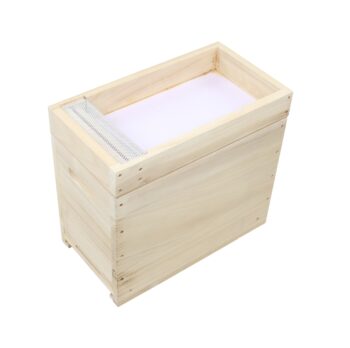 Dadant US Ablegerkasten Futterzarge 5 L aus robustem Holz mit seitlichem Bienenaufstieg, ideal für die sichere und hygienische Fütterung von Ablegern und kleinen Bienenvölkern, kompatibel mit allen Dadant US Ablegerkästen, für einfache Handhabung und effektive Überwinterung.