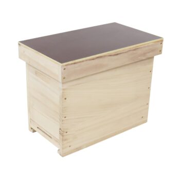 Ablegerkasten Dadant US – Hochwertiger Ablegerkasten aus robustem Massivholz für Imker. Geeignet für 6 Dadant US-Rähmchen, ideal zum Aufbau neuer Bienenvölker oder Ableger. Inklusive Bodenschieber, Fluglochkeil, Innendeckel und Holzdeckel. Perfekt für die Imkerei, Bienenzucht und Schwarmpflege.