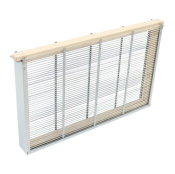 Dadant US Bannwabentasche für 1 Rähmchen aus verzinktem, robustem und bienenfreundlichem Material. Geeignet für Rähmchen mit Hoffmann- oder geraden Seiten, ideal zur Königinnenzucht, Schwarmkontrolle und medikamentenfreien Varroabehandlung. Begrenzt die Königin auf eine Wabe, reduziert Rückstände im Honig und fördert die Bienengesundheit. Leicht zu reinigen, Maße: 480 × 295 × 48 mm, passend für Dadant US Brutraumrähmchen.