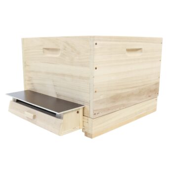 Dadant US Pollenfalle aus Holz als Fluglochvorsatz mit Pollenschale und seitlich herausziehbarem Rundlochkamm, passend für Dadant US Beuten und Böden, zur effizienten und sauberen Pollenernte im Imkereibetrieb.