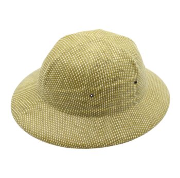 Imkerhelm Classic für Schleier bietet optimalen Schutz und hohen Tragekomfort bei der Bienenarbeit. Leicht, luftig und stabil sorgt er für angenehmes Arbeiten auch an warmen Tagen. Dank verstellbarem Stirnband passt er sich jeder Kopfgröße an und sitzt sicher ohne Druck. Der praktische Klettverschluss ermöglicht ein schnelles Anlegen und Fixieren. Universell geeignet für alle gängigen Imkerschleier, ideal für Hobbyimker und Profis.