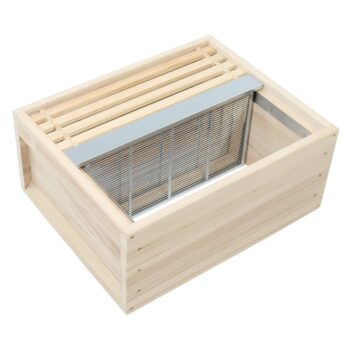 Zander Bannwabentasche für 1 Rähmchen – robuste, verzinkte Fangtasche für die Imkerei. Geeignet für Zander Rähmchen mit Hoffmann- oder geraden Seiten. Ideal zur Königinnenzucht, Schwarmkontrolle und effektiven Varroabehandlung ohne Medikamente. Begrenzt die Bienenkönigin auf eine Wabe, reduziert Rückstände im Honig und fördert die Bienengesundheit. Leicht zu reinigen. Maße: 476 × 227 × 48 mm