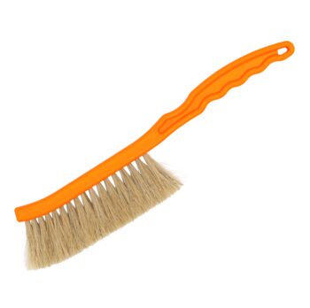 Kompakter Abkehrbesen mit weichen Naturborsten für eine schonende und stressfreie Bienenabkehr. 35 cm Länge für präzise Kontrolle, langlebig, ergonomisch und gut sichtbar in Orange – ideal für die tägliche Imkerarbeit.