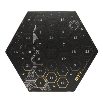 Ganzjähriger Honig-Genuss im stilvollen Honig Adventskalender: 24 liebevoll gestaltete Überraschungen mit 16 exklusiven französischen Honigsorten sowie feinen Extras wie Pollen, Honigkonfitüren und Süßwaren. Edle Geschenkbox – ideal als besonderes Präsent für jeden Anlass.